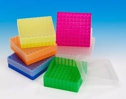 Pudełko na fiolki o pojemności 1.5 ml, 1.8ml, 2ml, z pokrywką (130x130x45mm), 81 stanowisk