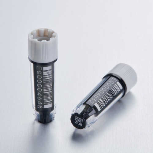 Fiolki kriogeniczne Eppendorf CryoStorage Vial, sterylne, 0,5 mL, wolne od DNaz, RNaz, ludzkiego DNA, fabrycznie zamocowane szare pokrywki, z kodem kreskowym i opisem, 960 fiolek (10 statywów × 96 fiolek), statywy pakowane pojedynczo