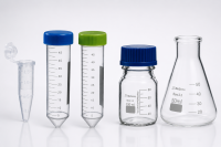 Plastik czy szkło laboratoryjne? Jak wybrać odpowiednie naczynia do codziennej pracy